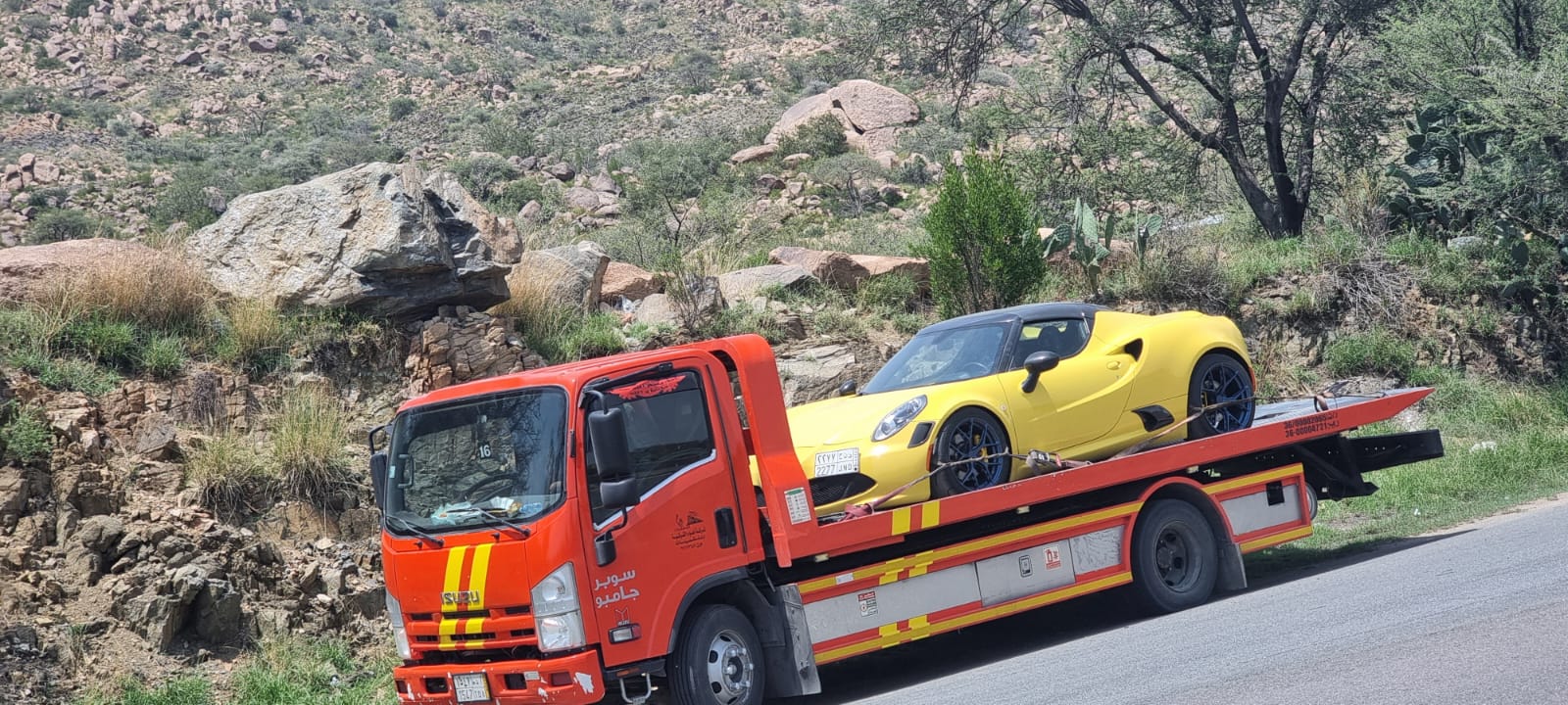 سطحة عادي أثناء سحب سيارة في الرياض - العليا