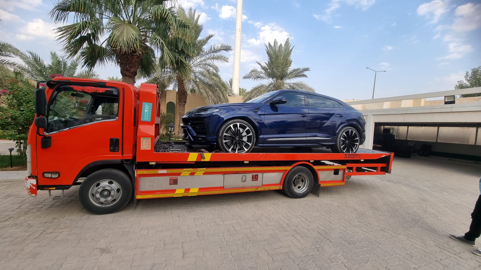 سطحة هيدروليك لسيارة فاخرة في الرياض - الملقا